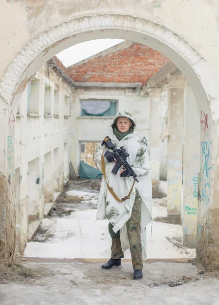 Soldier stormed the building — Stock Photo, Image