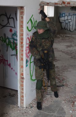 asker binaya baskın düzenledi.