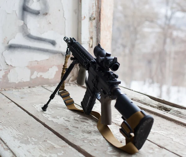 US Spec Ops M4A1 on the background of the destroyed window — Stock Photo, Image