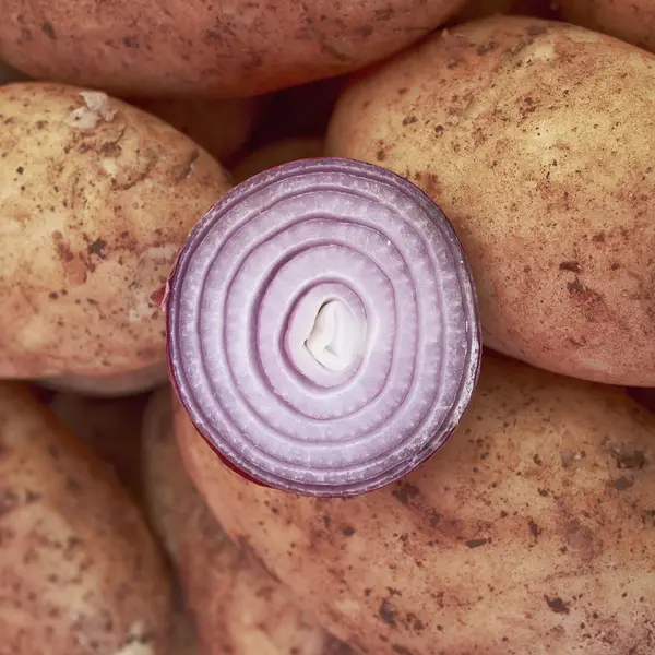 Cebolla y patatas, antecedentes alimentarios —  Fotos de Stock