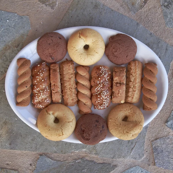 Biscotti appena sfornati serviti — Foto Stock