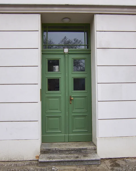 Porta verde, detalhe do edifício — Fotografia de Stock