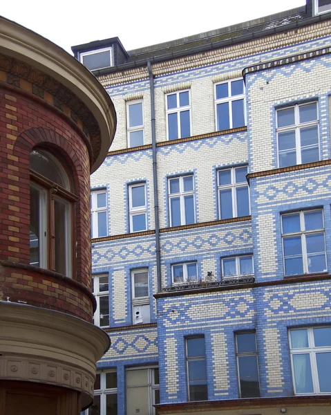 Antiga casa azul e bege fachada de azulejos — Fotografia de Stock