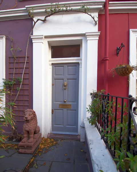 Lion statue guarding house entrance — Stock Photo, Image
