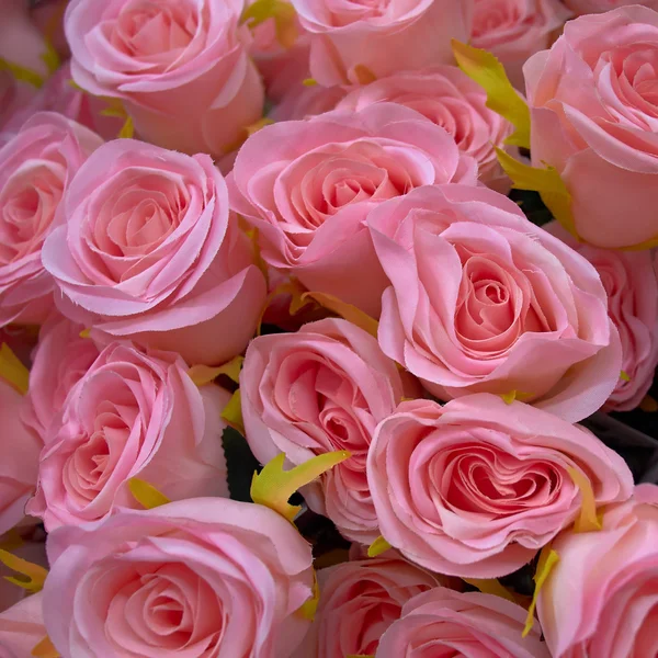 Gefälschte Rosen, blumiger Hintergrund — Stockfoto