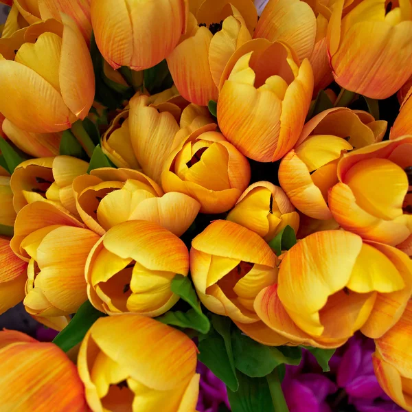 Темно-желтые искусственные тюльпаны — стоковое фото