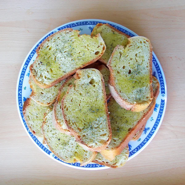 Fatias de pão servidas em prato com azeite e condimento de orégano — Fotografia de Stock