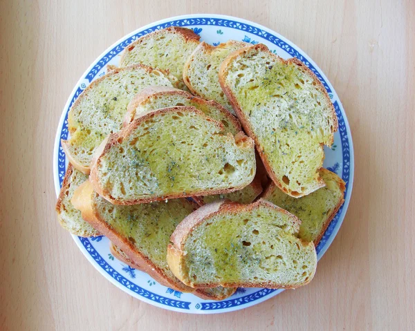 Rebanadas de pan servidas en un plato con aceite de oliva — Foto de Stock