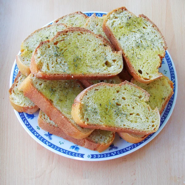 Rebanadas de pan servidas en un plato — Foto de Stock