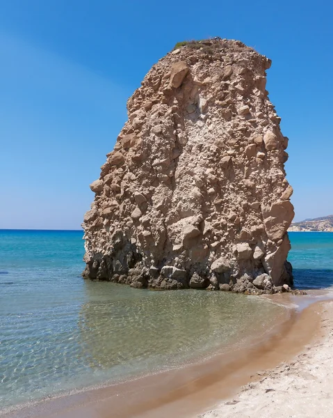 Enorma rock på en solig strand, blå himmel bakgrund — Stockfoto