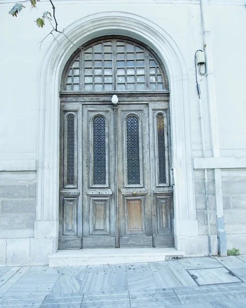 Vecchio elegante porta in legno — Foto Stock