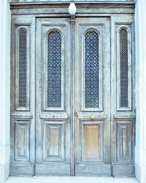 Porta de madeira elegante velha — Fotografia de Stock