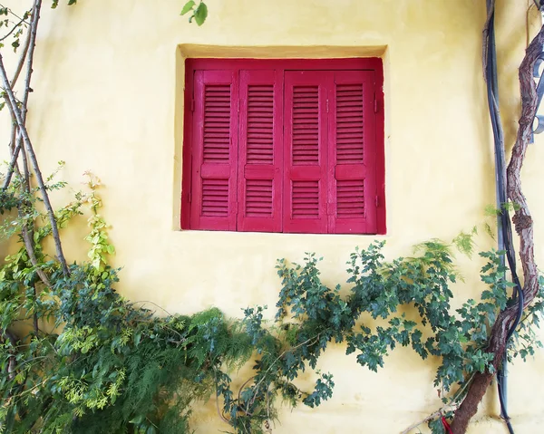 Casa fachada con persianas rojas ventana — Foto de Stock