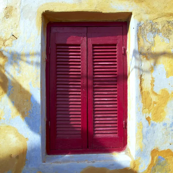 Rode luiken venster — Stockfoto