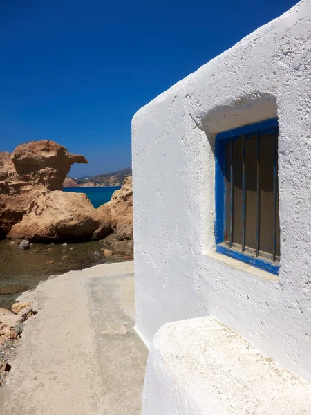 Witte huis door de zee — Stockfoto