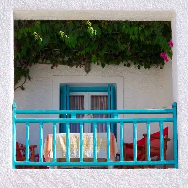 Balcón azul blanco en una isla griega — Foto de Stock