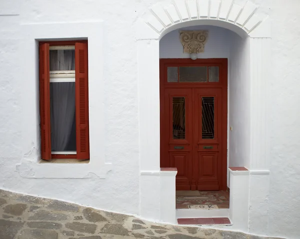 Tür und Fenster des griechischen Inselhauses — Stockfoto