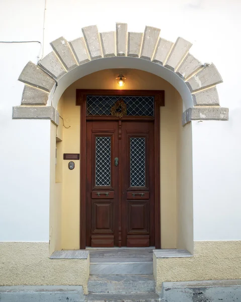 Дверь дома на греческом острове — стоковое фото