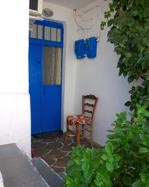 Традиційні середземноморського острова будинок вхід і Горшки для квітів — стокове фото