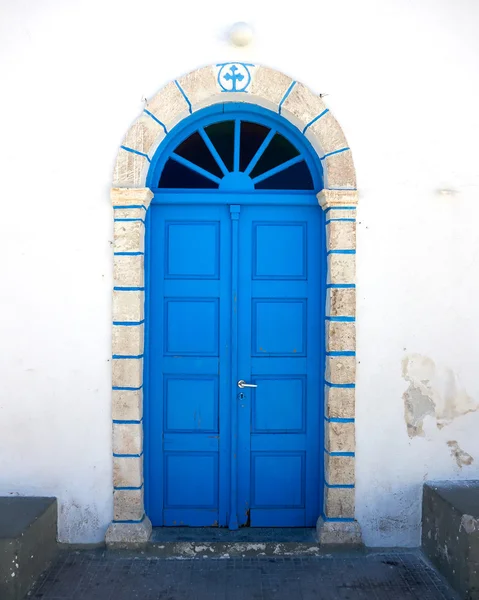 Traditionele Griekse kerk blauwe deur — Stockfoto