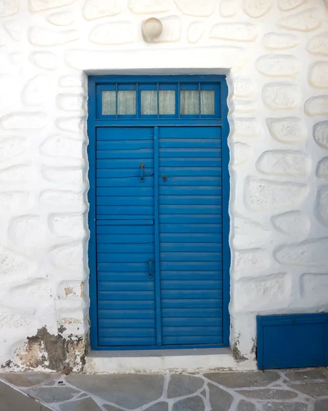 Traditionele mediterrane eiland huis blauwe deur — Stockfoto