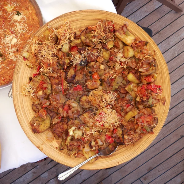 Aubergines au four fantaisie Grecque assiette gastronomique — Photo