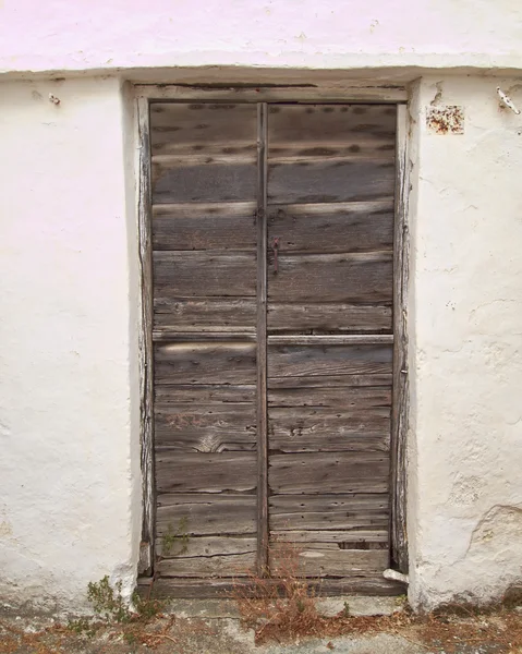 Tür an weißer Wand — Stockfoto