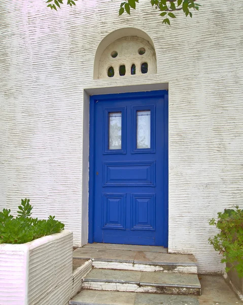 Porte bleue sur mur blanc — Photo