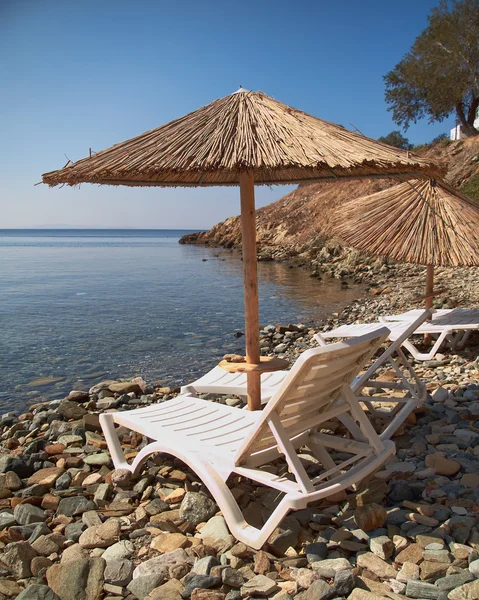 Blue stairs to tranquil beach — Stock Photo, Image