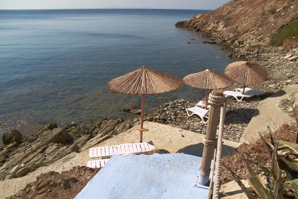 Голубая лестница к спокойному пляжу — стоковое фото