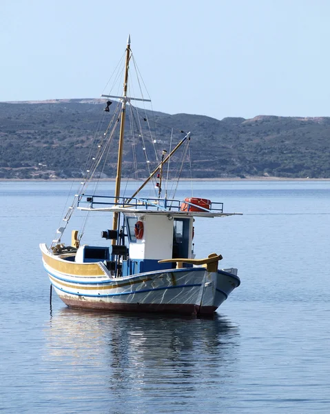 Barco de pesca tradicional griega "kaiki " — Foto de Stock