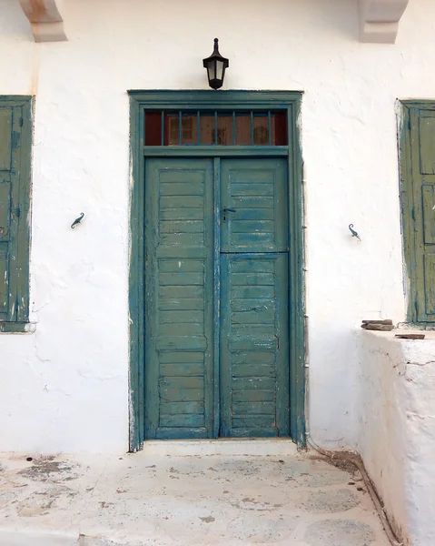 Turkuaz kapı, beyaz duvar — Stok fotoğraf