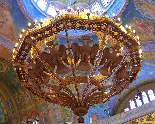 Obrovský lustr, kostel saint andrew — Stock fotografie