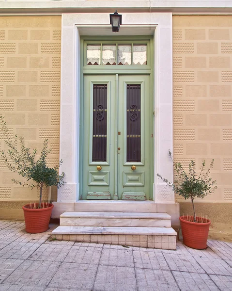 Puerta colorida de la casa y macetas —  Fotos de Stock