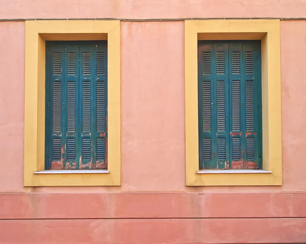 Coloridas ventanas de la casa — Foto de Stock