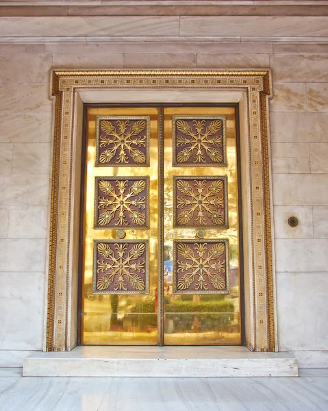 ビンテージ ブロンズのドアは、アテネ考古学的な社会の入口 — ストック写真