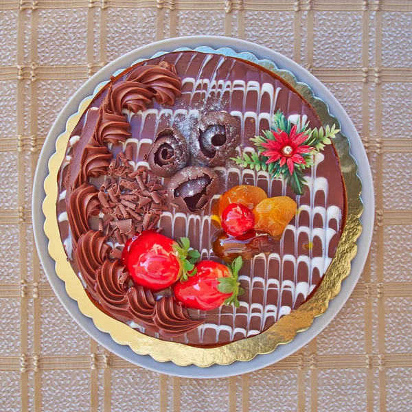 巧克力蛋糕配草莓、 水果 — 图库照片