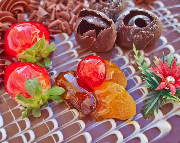 Bolo de chocolate com morangos e frutas — Fotografia de Stock