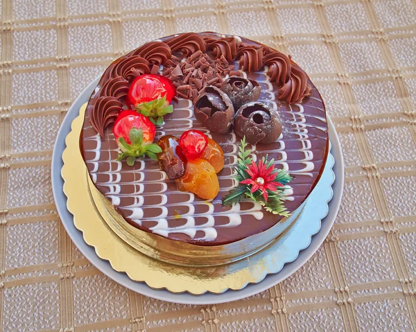 Pastel de chocolate con fresas y frutas — Foto de Stock