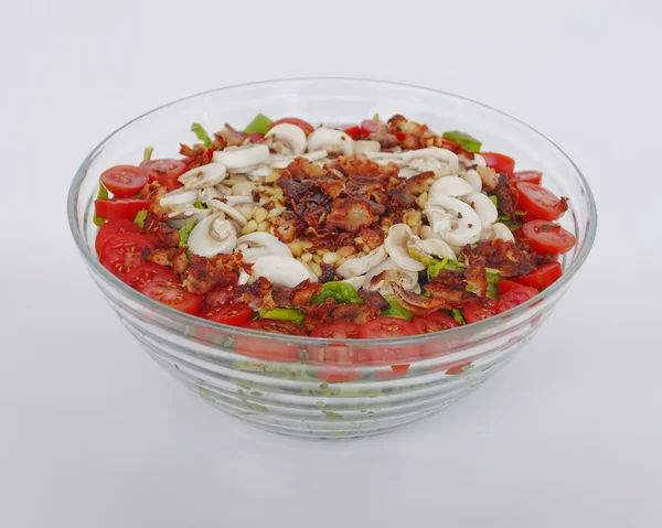 Ensalada de tomate con champiñones y tocino — Foto de Stock