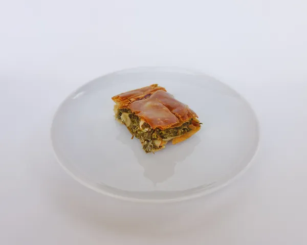Torta di spinaci, erbe aromatiche e formaggio feta fatti in casa — Foto Stock