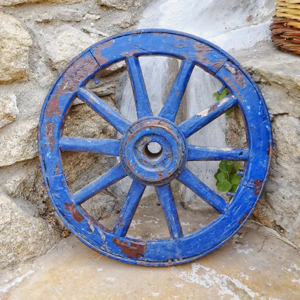 Stare koło niebieski wóz — Zdjęcie stockowe