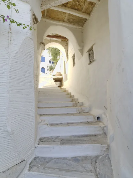 Pintoresco callejón en una isla mediterránea — Foto de Stock