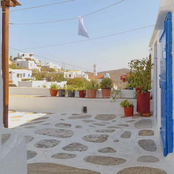 Дом во дворе в средиземноморском острове — стоковое фото
