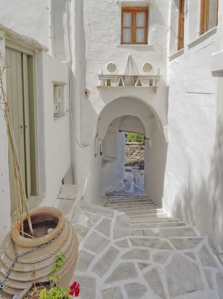 Picturesque alley in a mediterranean island — Stock Photo, Image