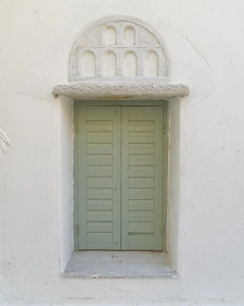 Украшенное окно на средиземноморском острове — стоковое фото