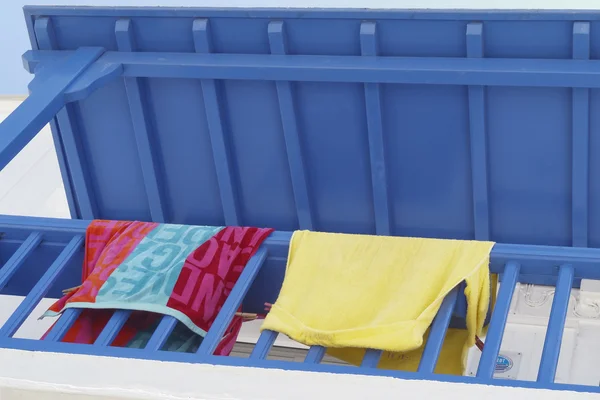 Balcon avec serviettes d'été colorées — Photo