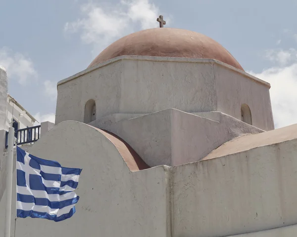 Malebné kostel a řecká vlajka — Stock fotografie