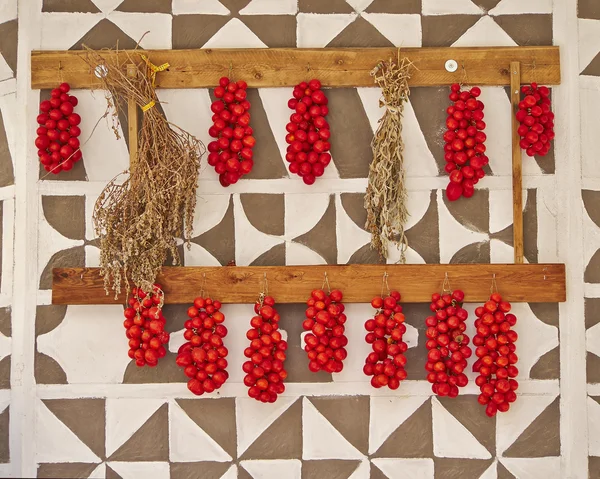 Черри помидоры висят на украшенной стене, Греция — стоковое фото