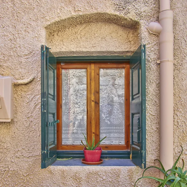 Okno a květináč, Řecko — ストック写真